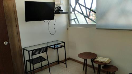 a room with two stools and a television on the wall at Casa vacacional, en pueblo mágico Cholula in Cholula