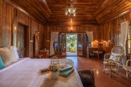 Ένα ή περισσότερα κρεβάτια σε δωμάτιο στο ama Stays & Trails Aquabliss ,Alleppey