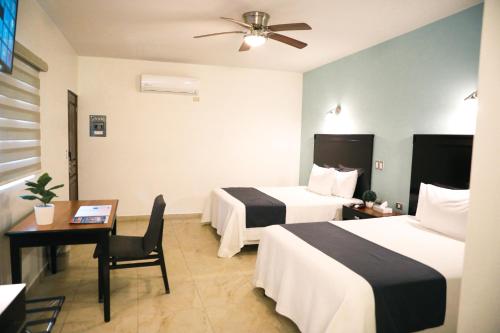 Postel nebo postele na pokoji v ubytování Cuatro Misiones Hotel