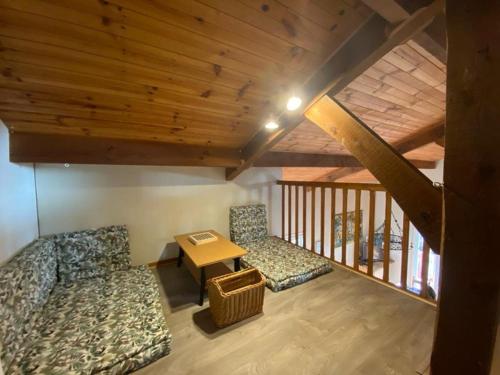 une chambre avec des canapés et une table dans l'établissement Duplex spacieux 8 pers avec terrasse et parking, Capbreton - FR-1-413-249, à Capbreton