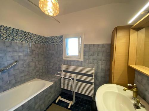 une salle de bain avec une baignoire et un lavabo dans l'établissement Duplex spacieux 8 pers avec terrasse et parking, Capbreton - FR-1-413-249, à Capbreton
