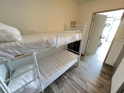 une chambre avec deux lits superposés et un miroir dans l'établissement Studio avec Piscine, Parking, Clim, Plage à 50m - FR-1-702-69, au Cap d'Agde