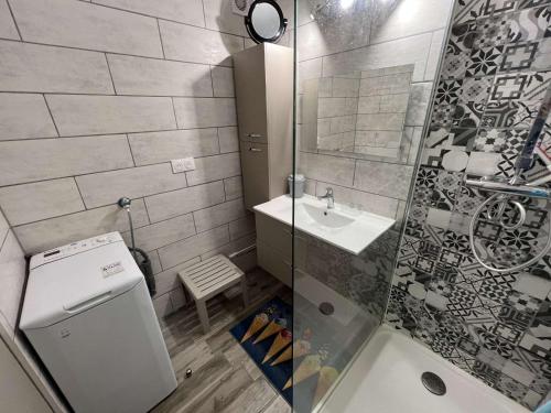 une salle de bain avec douche et lavabo dans l'établissement Studio avec Piscine, Parking, Clim, Plage à 50m - FR-1-702-69, au Cap d'Agde