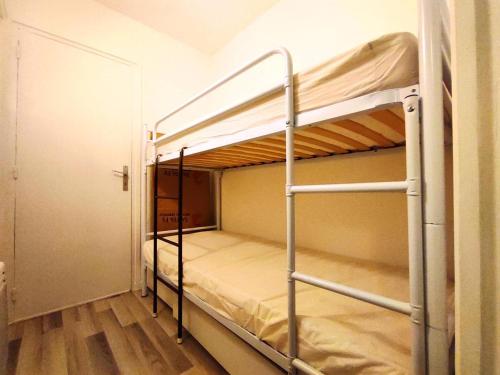 une chambre avec deux lits superposés dans l'établissement Studio 4 pers. confort au pied des pistes - FR-1-592-73, à Bolquère-Pyrénées 2000