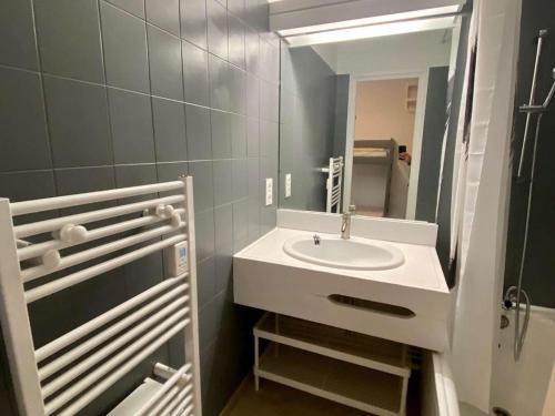 une salle de bain avec un lavabo et un miroir dans l'établissement Coquet studio coeur station pour 4, proche commerces et pistes - FR-1-322-655, aux Orres