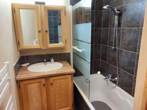une petite salle de bain avec un lavabo et une douche dans l'établissement Appartement rénové 3 couchages, ski aux pieds - FR-1-292-217, à Isola