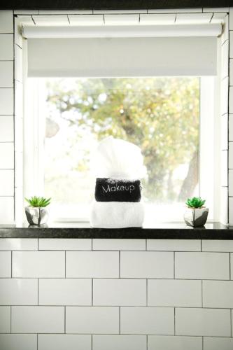 Gambar di galeri bagi Tiny Home With Hot Tub and Cowboy Pool di Fredericksburg