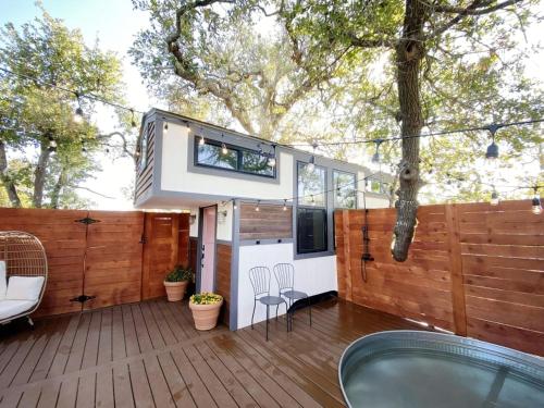 Gambar di galeri bagi Tiny Home With Hot Tub and Cowboy Pool di Fredericksburg