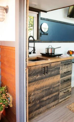 Gambar di galeri bagi Tiny Home With Hot Tub and Cowboy Pool di Fredericksburg