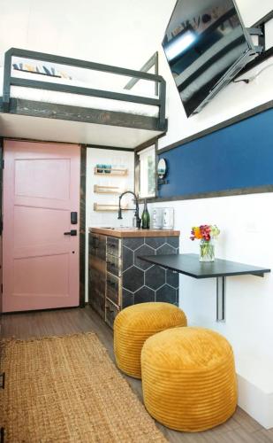 Gambar di galeri bagi Tiny Home With Hot Tub and Cowboy Pool di Fredericksburg