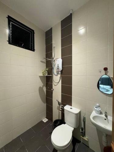 a bathroom with a toilet and a sink at Stylaa Homestay Kedah in Kampong Guar Nanas