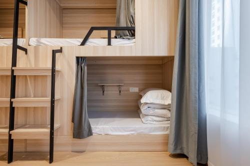 a room with bunk beds in a hostel at Dayin Garden Hotel -People's Square & Nanjing Road-Large Social Area -Bar -Café -Gym -Free Laundry Luggage Storage -24H Front Desk-English Service in Shanghai