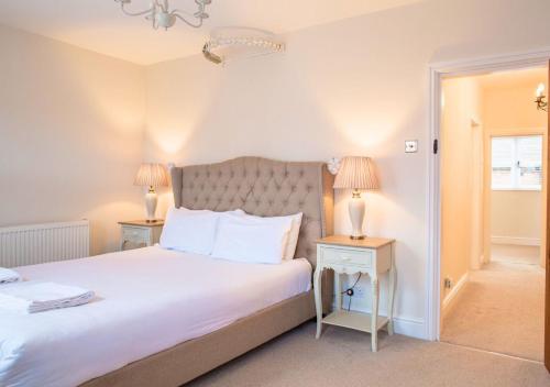 Katil atau katil-katil dalam bilik di Charming 2 Bed House in Tewkesbury Centre