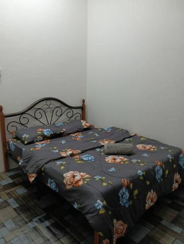 Кровать или кровати в номере HOMESTAY RANTAU PANJANG KELANTAN - Uni Homestay