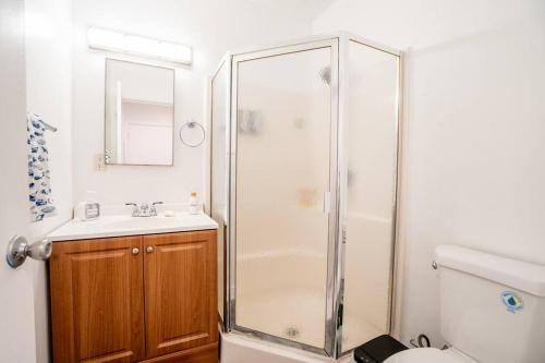 a bathroom with a shower and a sink and a toilet at Stylish Cozy, Aesthetic, Stocked Kitchen, and Pet Friendly in Palmdale