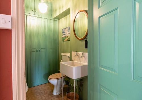 a bathroom with a sink and a toilet at Gorgeous 3BD in Oxfordshire - Stunning Countryside! in Steeple Aston