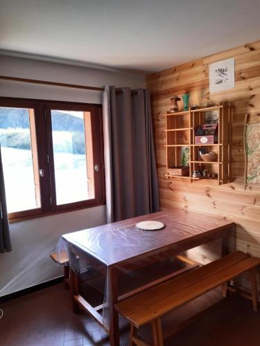 Cette chambre en bois dispose d'une table et d'une fenêtre. dans l'établissement Résidence Vars Sainte Marie - maeva Home - Studio 4 personnes - Confort MAE-2864, à Vars
