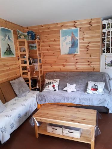 une chambre avec deux lits et une table dans l'établissement Résidence Vars Sainte Marie - maeva Home - Studio 4 personnes - Confort MAE-2864, à Vars