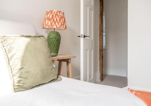 Ein Bett oder Betten in einem Zimmer der Unterkunft Hitchmans Mews - Stunning 2BD in Chipping Norton!