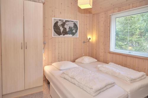 una camera da letto con un letto con lenzuola bianche e una finestra di Awesome Home In Ebeltoft With 3 Bedrooms, Sauna And Wifi a Ebeltoft