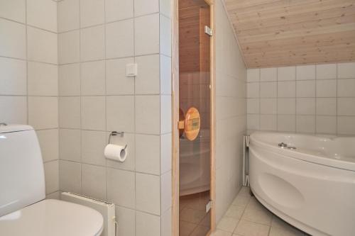 un bagno con wc e vasca da bagno di Awesome Home In Ebeltoft With 3 Bedrooms, Sauna And Wifi a Ebeltoft