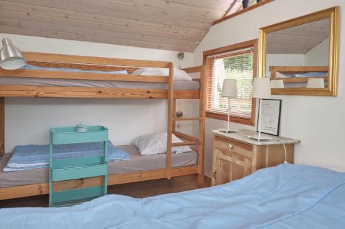 Postel nebo postele na pokoji v ubytování Cozy And Well-Appointed Annex Close To The Beach