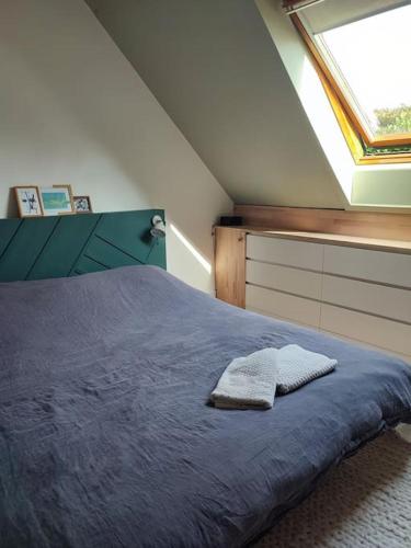 une chambre avec un lit avec deux serviettes dessus dans l'établissement Maison proche mer, à Lancieux