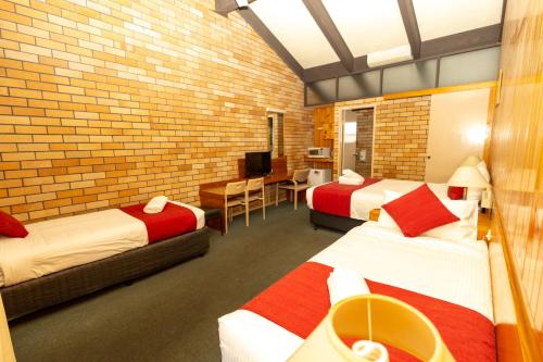 Katil atau katil-katil dalam bilik di All Travellers Motor Inn