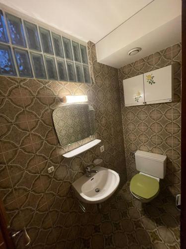 a bathroom with a sink and a toilet at Les Nis in Bourg-Saint-Pierre