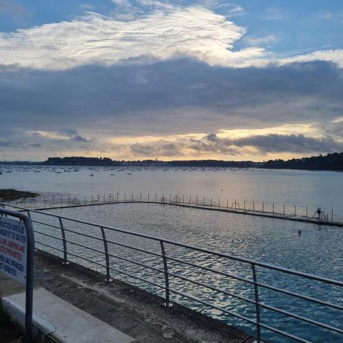 une grande étendue d'eau avec une jetée dans l'établissement Studiodinardchezanne, à Dinard