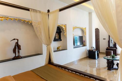 Natural Lake View Hotelにあるテレビまたはエンターテインメントセンター