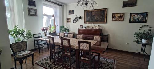 a dining room with a table and chairs at Kasztelania Pod Lipami in Zakroczym