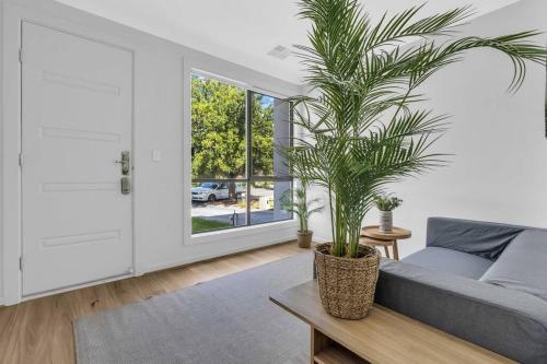 Χώρος καθιστικού στο Paradise Family Home, Close to CBD & Amenities