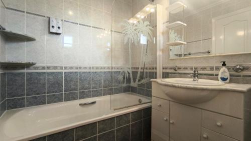 ein Badezimmer mit Waschbecken und Badewanne und Waschbecken in der Unterkunft Hotel Costa Blanca Rojales in Rojales