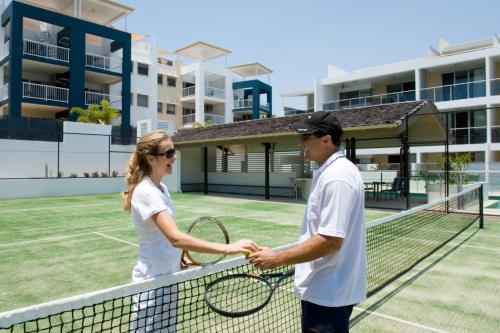 Tenis dan/atau kemudahan skuasy di Coolum Seaside Apartments atau berdekatan