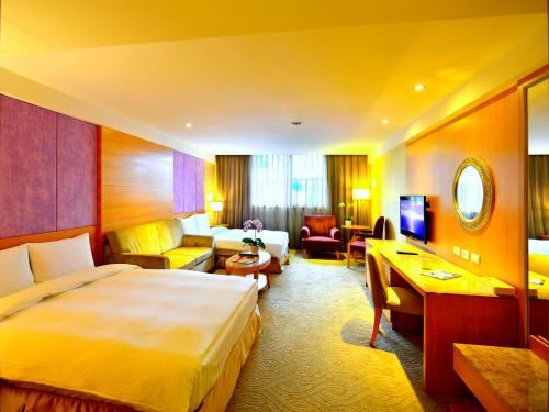 a hotel room with a bed and a living room at Apollo Hotel in Puli
