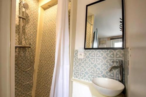 une salle de bain avec un lavabo et un miroir dans l'établissement Charmant appartement à Étretat, 30 m² avec cuisine équipée, à Étretat