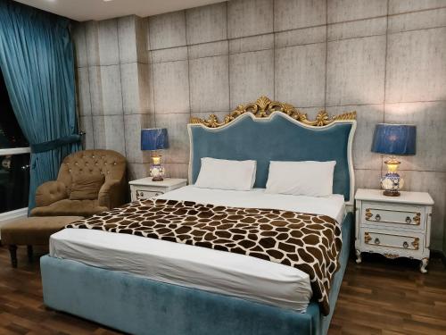 ein Schlafzimmer mit einem Kingsize-Bett und einem Stuhl in der Unterkunft Said's Suites Elysium Tower Opposite to Centaurus Mall in Islamabad