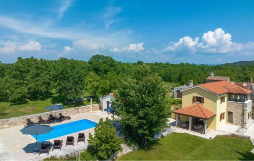 een luchtfoto van een huis met een zwembad bij Casa Ida in Grožnjan