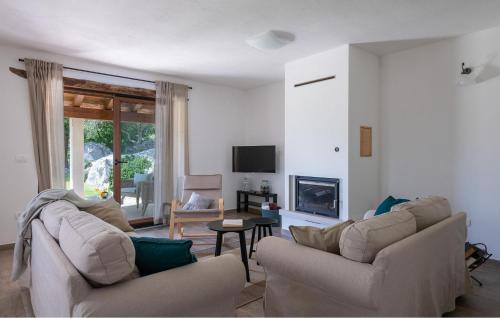 een woonkamer met twee banken en een open haard bij Casa Ida in Grožnjan