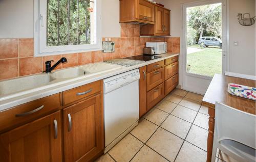 une cuisine avec un évier et un lave-vaisselle dans l'établissement Gorgeous Home In Saint Saturnin Lès Avi, à Saint-Saturnin-les-Avignon