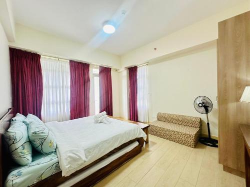 Postel nebo postele na pokoji v ubytování Twinlakes Condominium Tagaytay, LL1R Shiraz