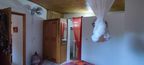 una habitación con una cortina colgando del techo en safari village case 29, en Saly Portudal