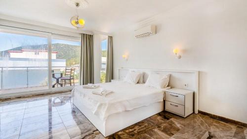 En eller flere senge i et værelse på Kalkan 4 Bedroom Villa 1106