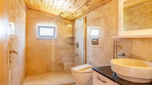 Et badeværelse på Kalkan 4 Bedroom Villa 1106