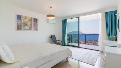 Ένα ή περισσότερα κρεβάτια σε δωμάτιο στο Kalkan 5 Bedroom Villa - 5198