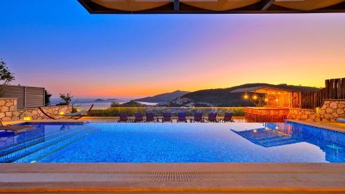 5 Bedroom Luxury Villa Seaviews - Private Heated Pool