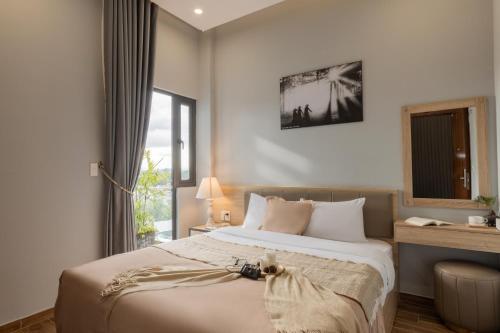Postel nebo postele na pokoji v ubytování Gia Nguyễn Hotel Dalat