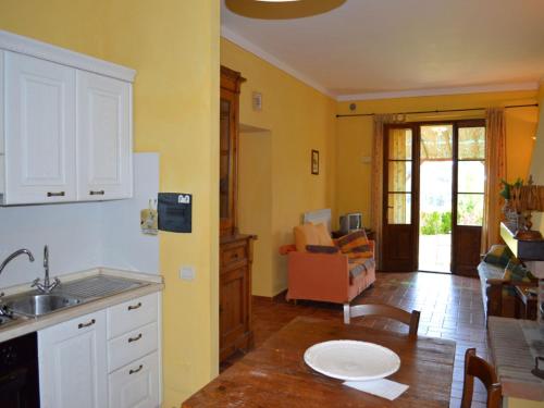 eine Küche mit Spüle und Tisch in einem Zimmer in der Unterkunft Cozy Tuscan countryside escape in Asciano