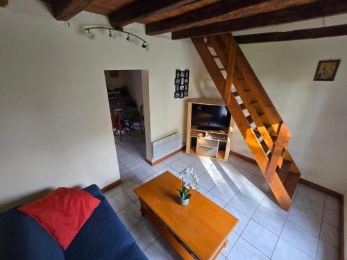 an overhead view of a living room with a couch and a table at maison volet rouge in Devay
